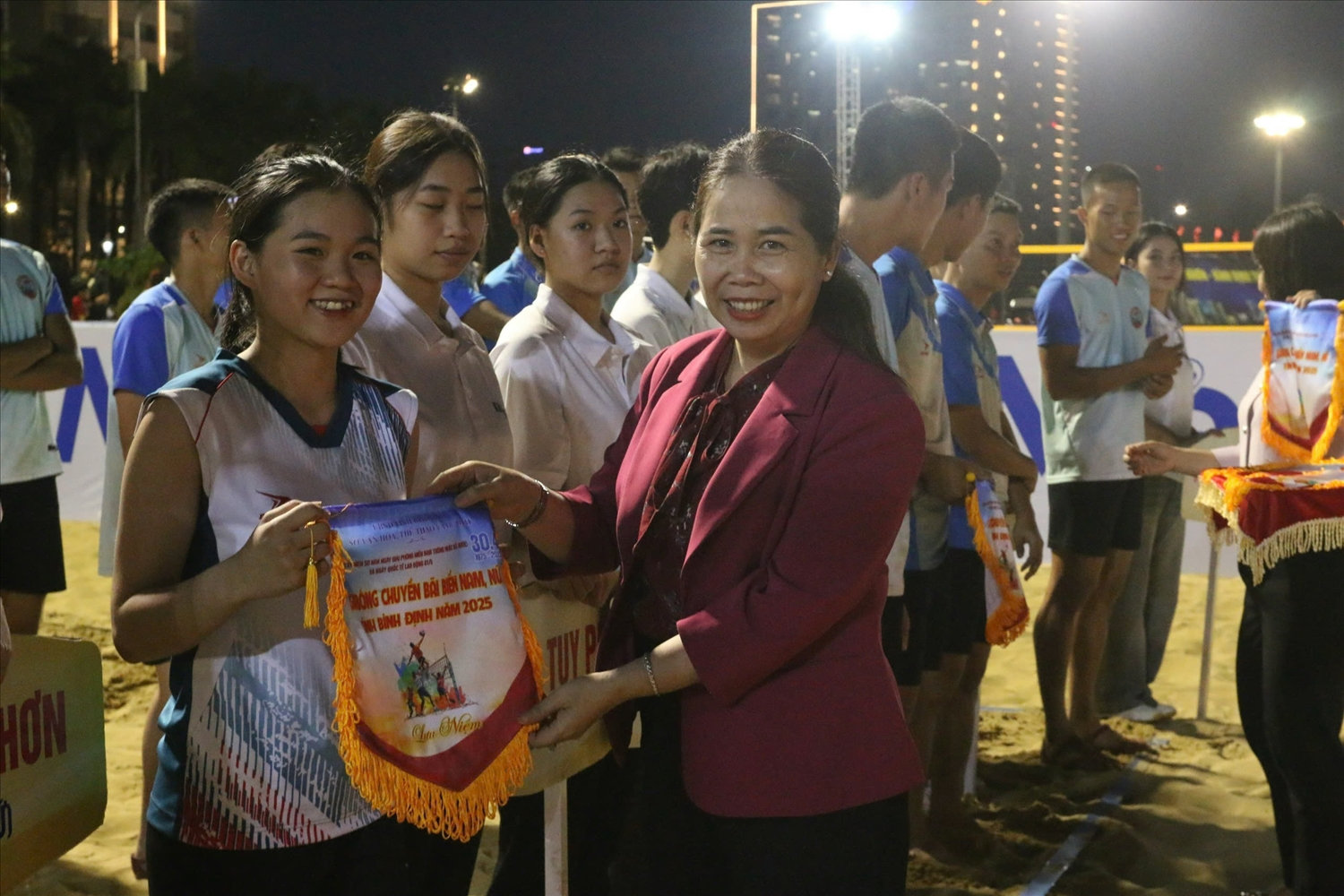 Bà Đỗ Thị Diệu Hạnh, Giám đốc Sở Văn hóa, Thể thao và Du lịch Bình Định, trao tặng cờ lưu niệm cho các đội tham gia