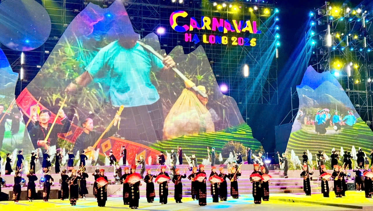 Tiết mục hát Then tại Carnaval Hạ Long 2025 đã góp phần quảng bá Di sản Then Tày Bình Liêu