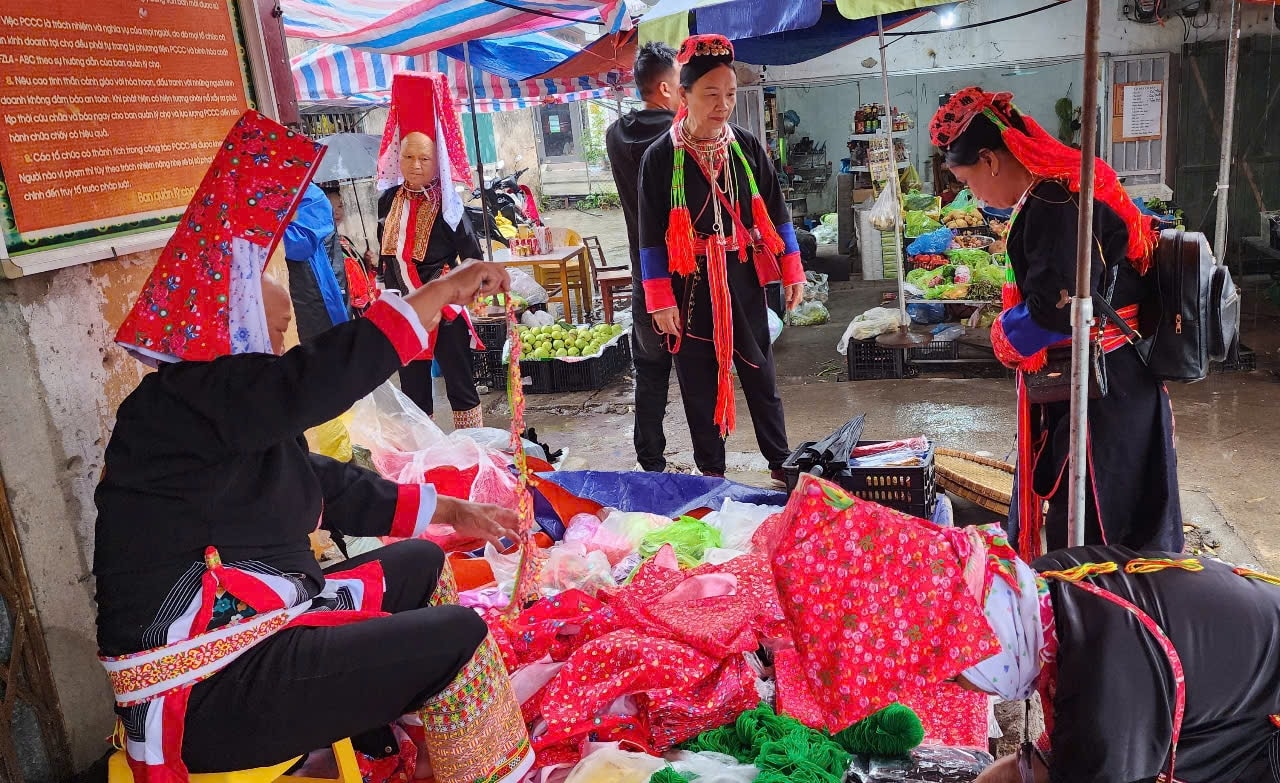 Tại ngày hội Kiêng Gió, người dân cùng nhau xuống chợ mua sắm, ăn uống và vui chơi, thăm hỏi nhau