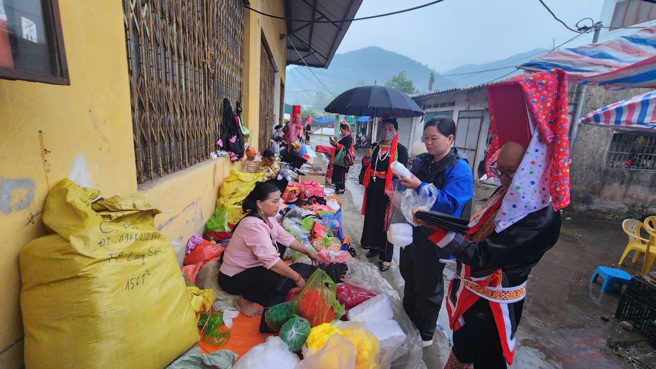 Không chỉ người Dao Thanh Phán tại xã Đồng Văn mà các dân tộc khác cũng như  người dân trại các địa phương khác cũng xuống chợ mua sắm, vui hội