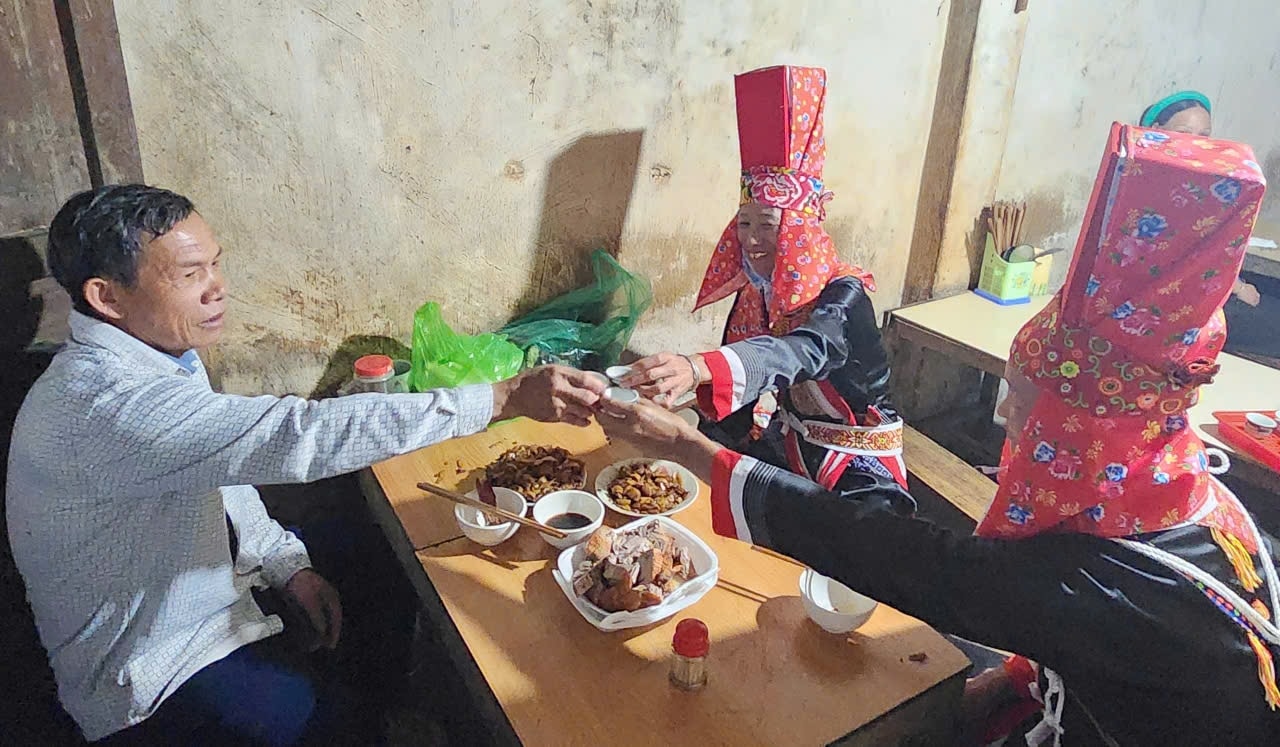 Người dân cùng nâng chén rượu trong ngày hội Kiêng gió 4/4 âm lịch