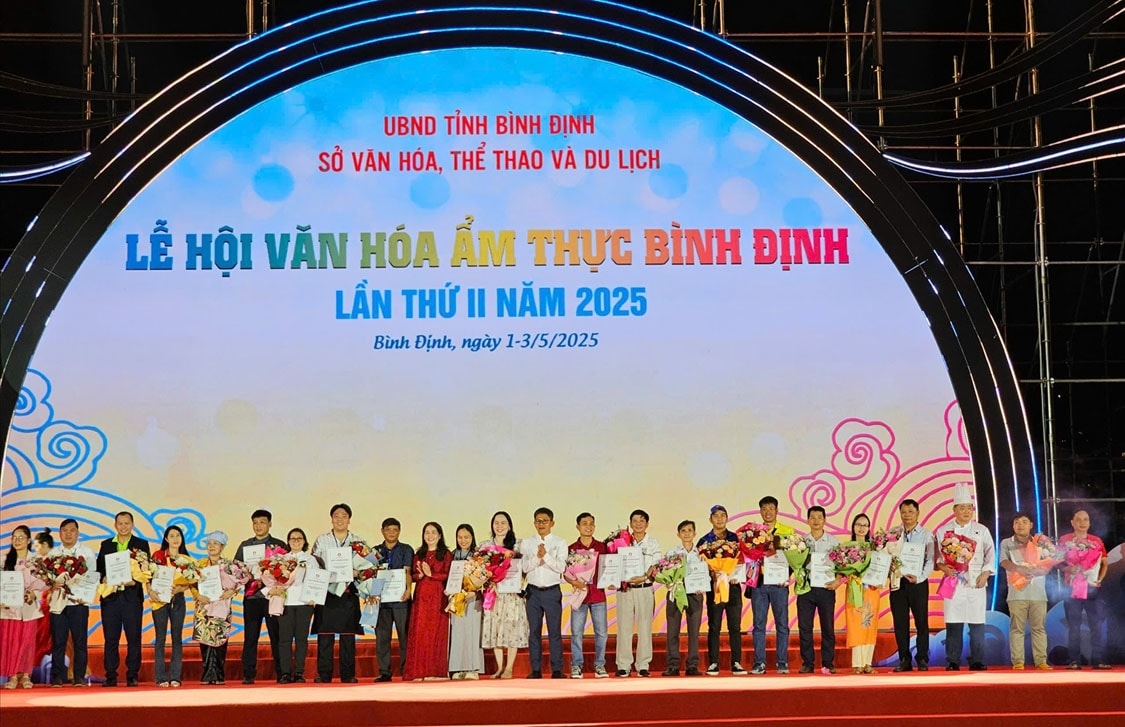 Ban Tổ chức tặng hoa và trao Giấy chứng nhận ghi nhận đóng góp của các đơn vị tham gia gian hàng Ban Tổ chức tặng hoa và trao Giấy chứng nhận ghi nhận đóng góp của các đơn vị tham gia gian hàng