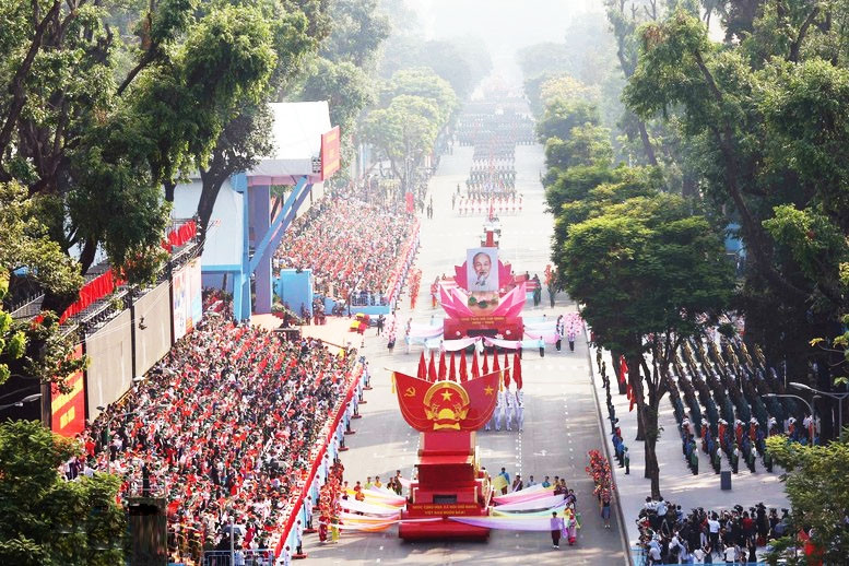 Đi đầu đội hình diễu binh, diễu hành là Quốc huy nước Cộng hòa xã hội chủ nghĩa Việt Nam Đi đầu đội hình diễu binh, diễu hành là Quốc huy nước Cộng hòa xã hội chủ nghĩa Việt Nam