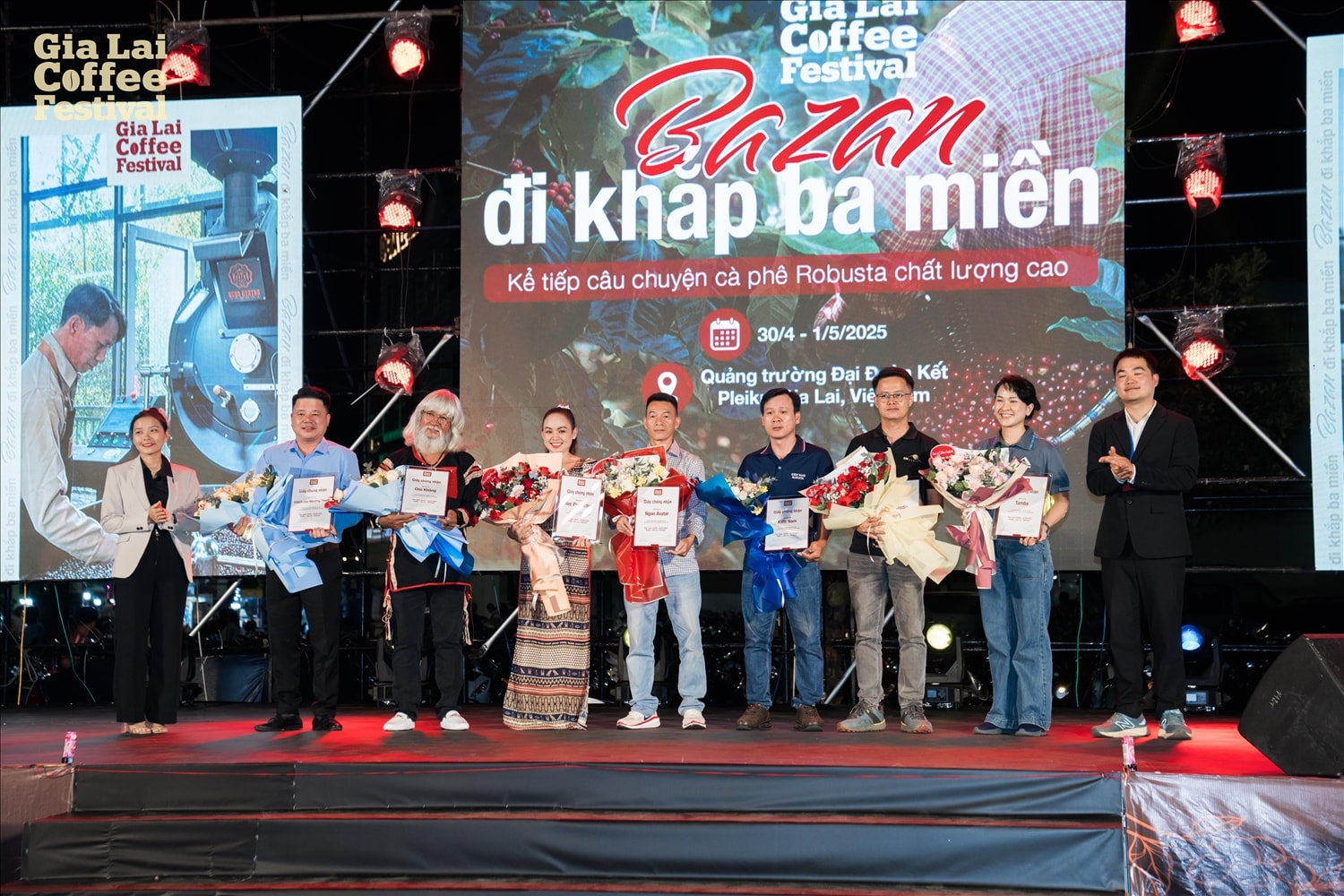 Ban tổ chức sự kiện tặng hoa các nhà tài trợ cho Gia Lai Coffee Festival Ban tổ chức sự kiện tặng hoa các nhà tài trợ cho Gia Lai Coffee Festival