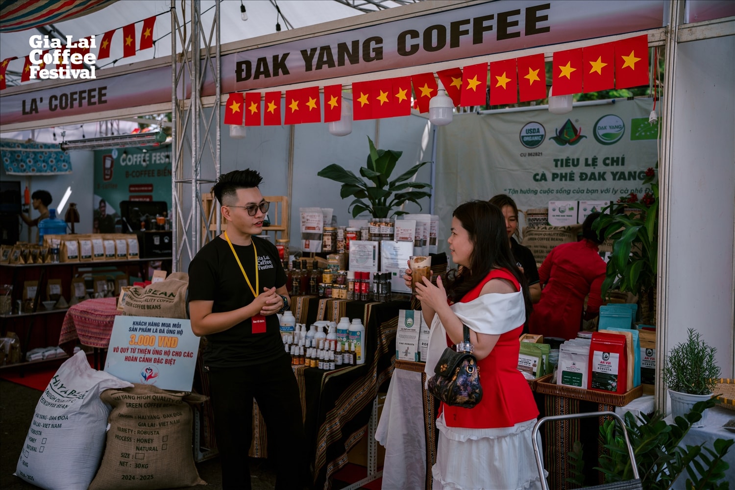 Du khách trải nghiệm uống cà phê miễn phí với hơn 40 mẫu cà phê chất lượng cao Du khách trải nghiệm uống cà phê miễn phí với hơn 40 mẫu cà phê chất lượng cao