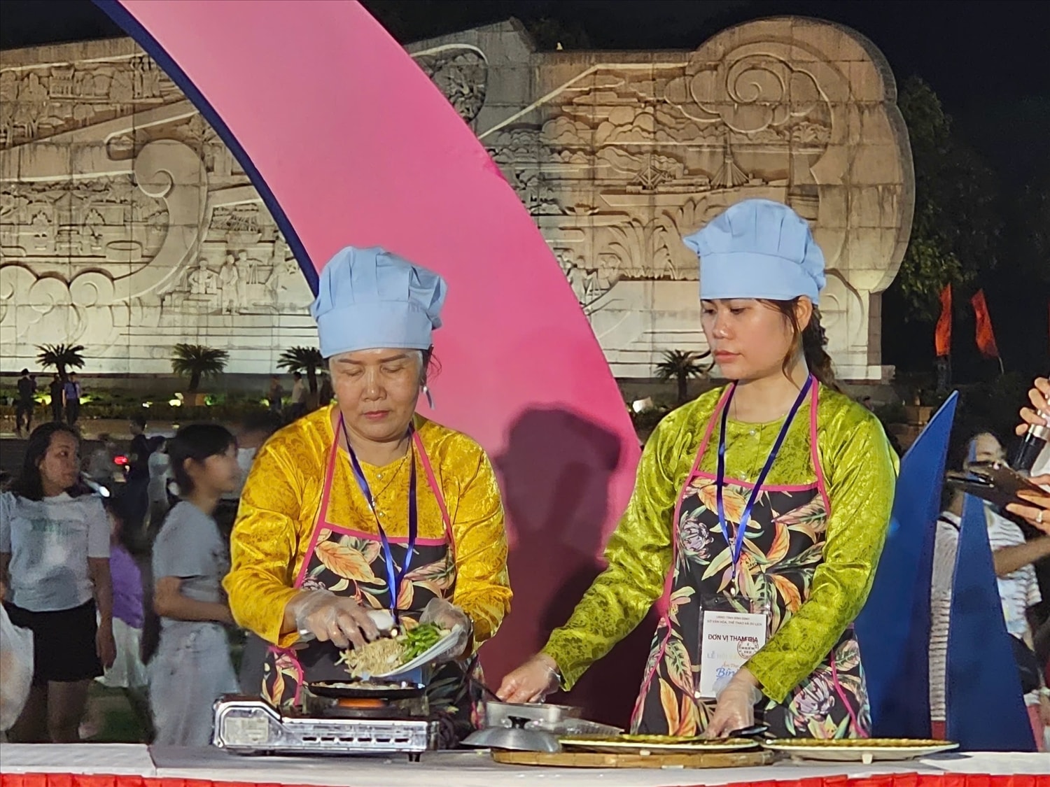 Các đầu bếp trình diễn chế biến món ăn tại không gian quảng diễn ẩm thực Các đầu bếp trình diễn chế biến món ăn tại không gian quảng diễn ẩm thực