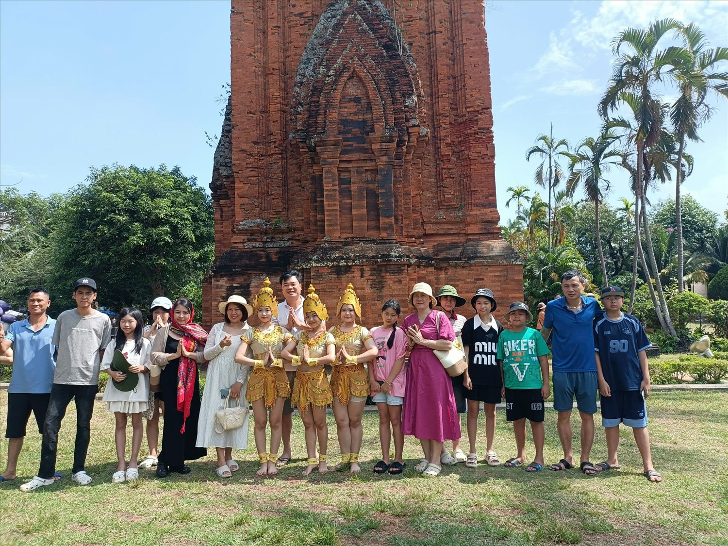 Tàu dừng chân tại cụm Tháp Đôi, nơi du khách được chiêm ngưỡng di tích Chămpa và thưởng thức múa dân gian Chăm