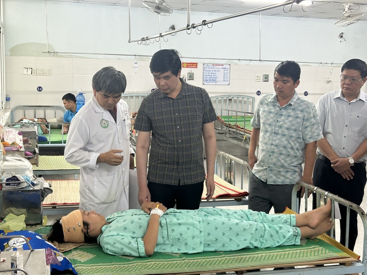 Ông Lâm Hải Giang, Phó Chủ tịch UBND tỉnh Bình Định (thứ hai từ trái sang) thăm hỏi cháu bé bị thương do mô tô nước tông trúng Ông Lâm Hải Giang, Phó Chủ tịch UBND tỉnh Bình Định (thứ hai từ trái sang) thăm hỏi cháu bé bị thương do mô tô nước tông trúng