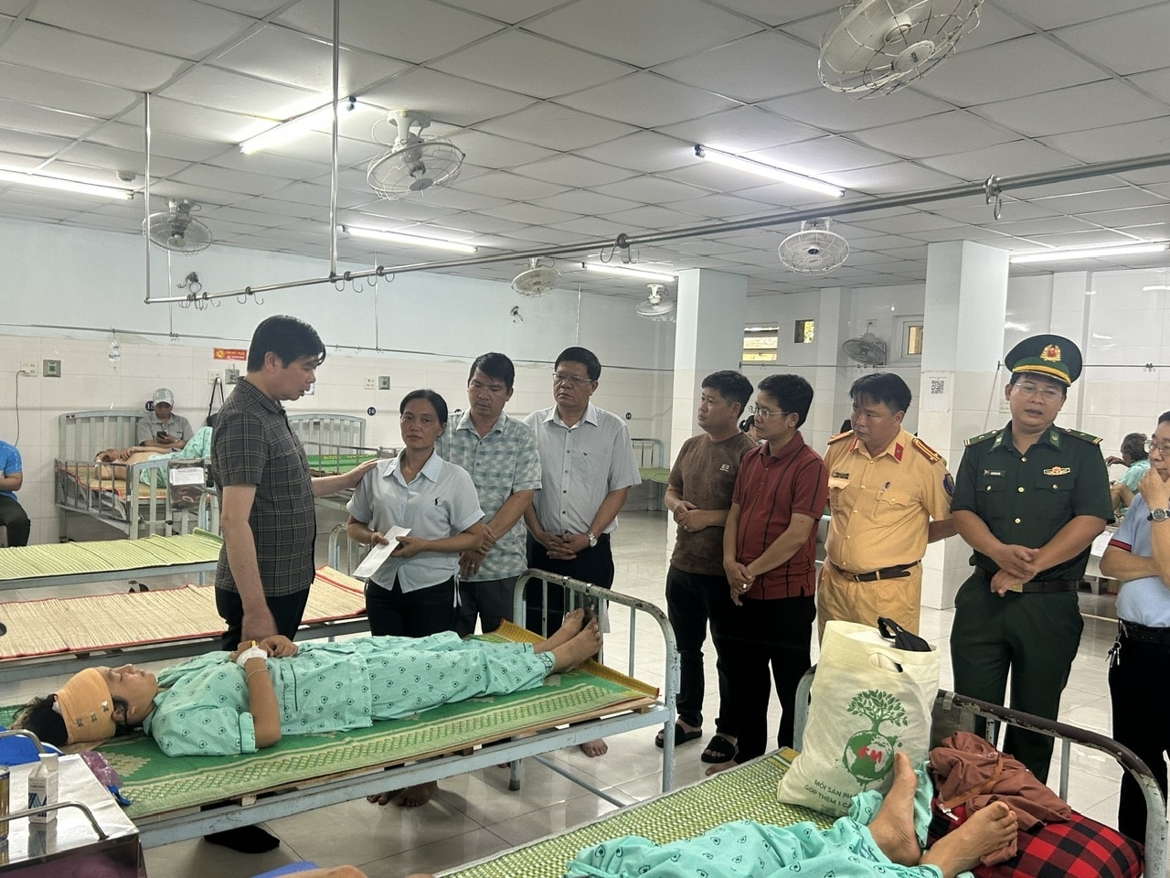 Các cơ quan, ban ngành tỉnh Bình Định thăm hỏi, động viên cháu bé bị thương đang điều trị tại Bệnh viện Đa khoa tỉnh Các cơ quan, ban ngành tỉnh Bình Định thăm hỏi, động viên cháu bé bị thương đang điều trị tại Bệnh viện Đa khoa tỉnh