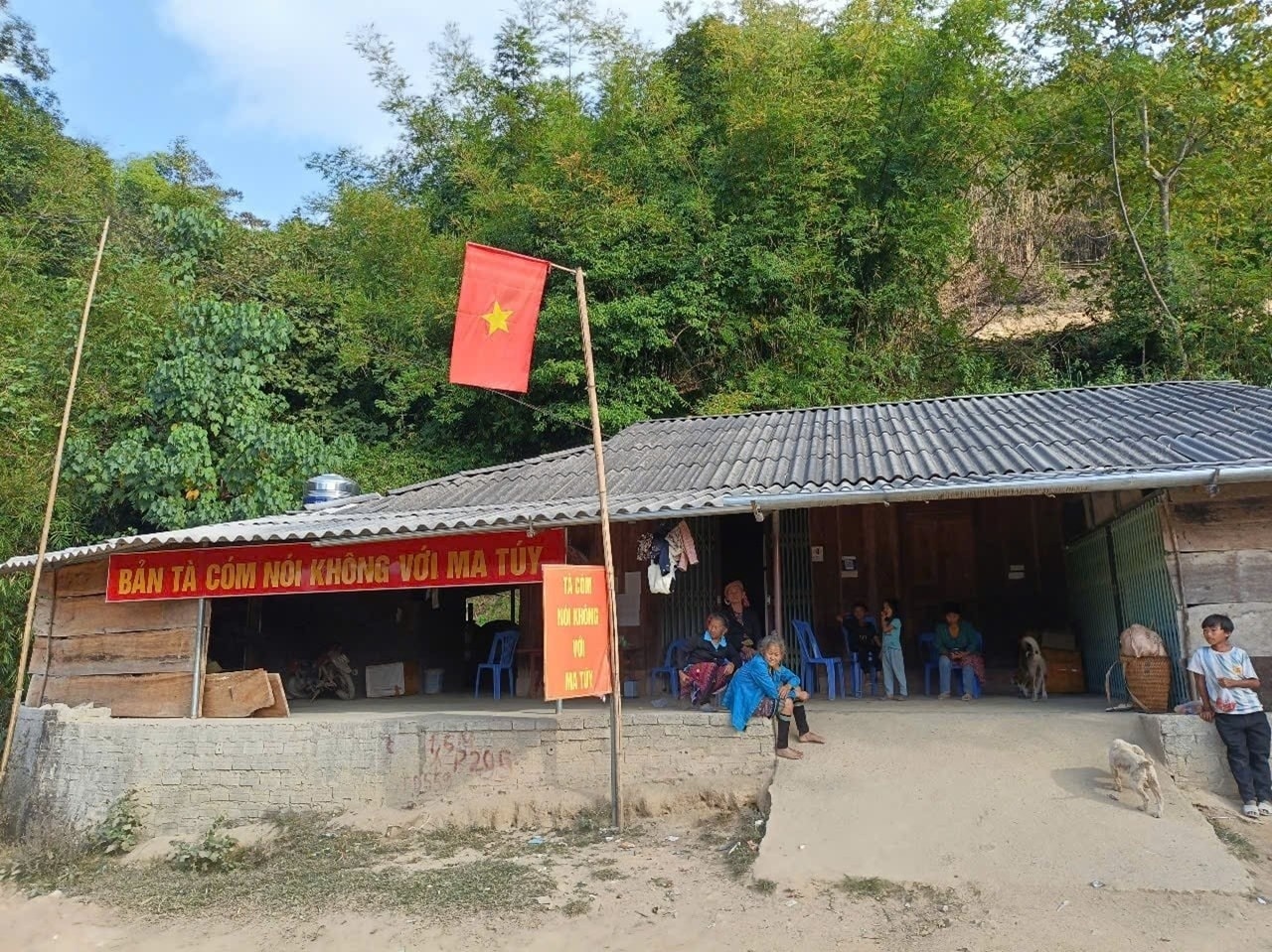 Cuộc sống của đồng bào ở bản Tà Cóm còn gặp nhiểu khó khăn Cuộc sống của đồng bào ở bản Tà Cóm còn gặp nhiểu khó khăn