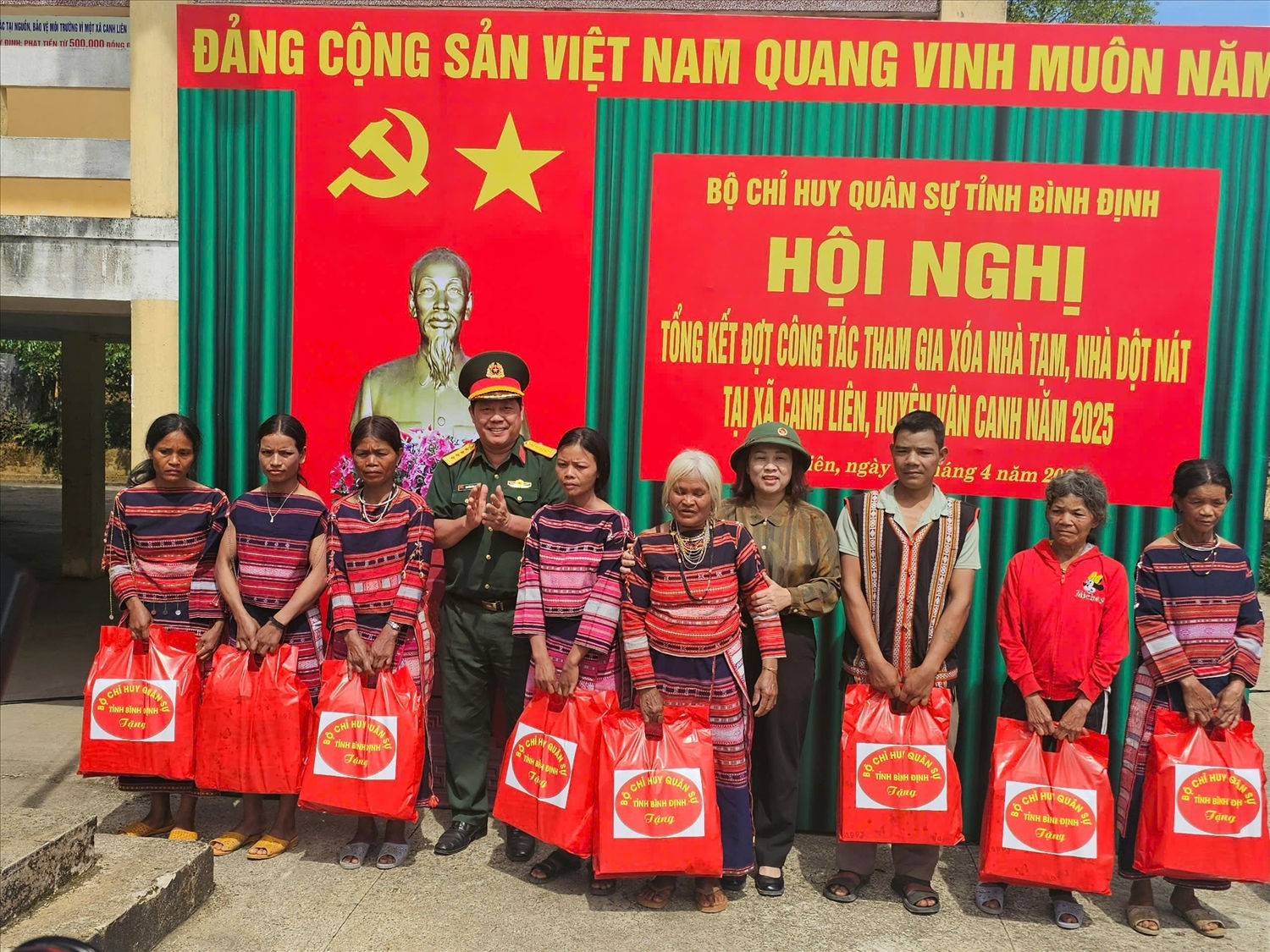 Bộ Chỉ huy Quân sự tỉnh tặng quà cho bà con xã Canh Liên 