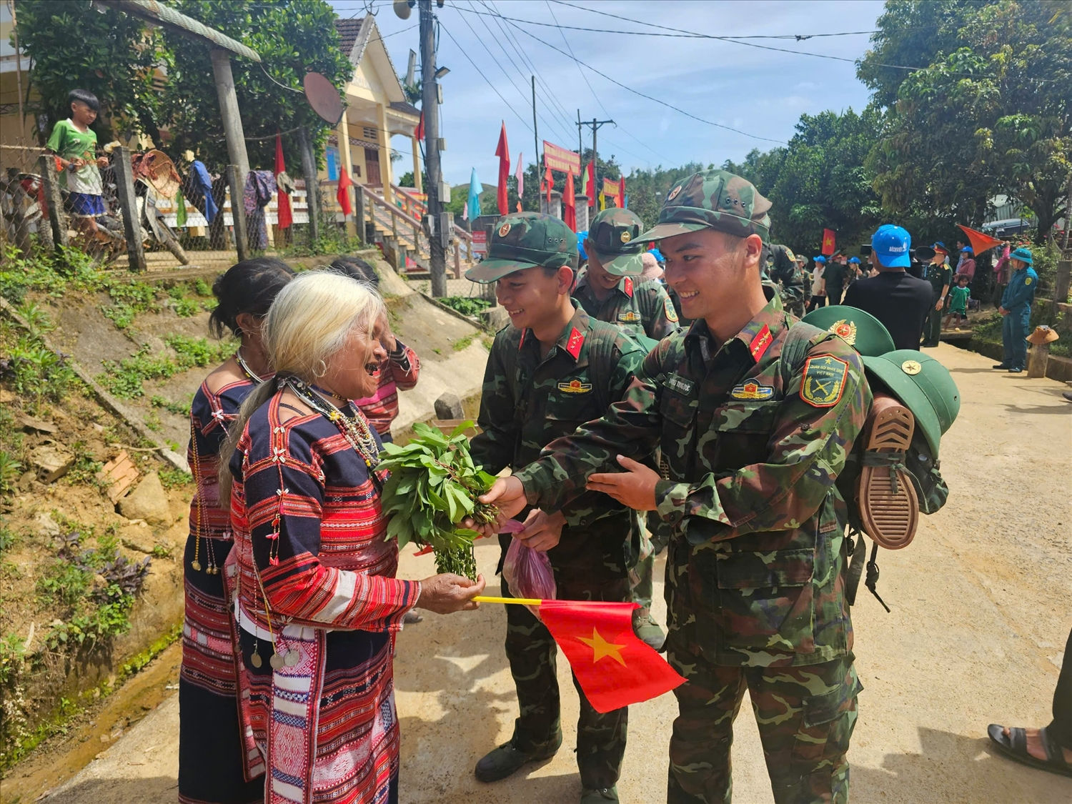 Người dân Canh Liên quyến luyến chia tay bộ đội