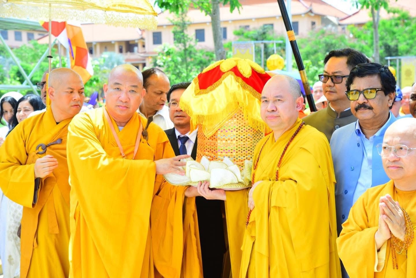 Ngày 2/5, hàng nghìn tăng ni, phật tử đã có mặt từ sớm tại Học viện Phật giáo Việt Nam (huyện Bình Chánh, TP. Hồ Chí Minh) để cung đón đoàn rước xá lợi Đức Phật Thích Ca Mâu Ni.