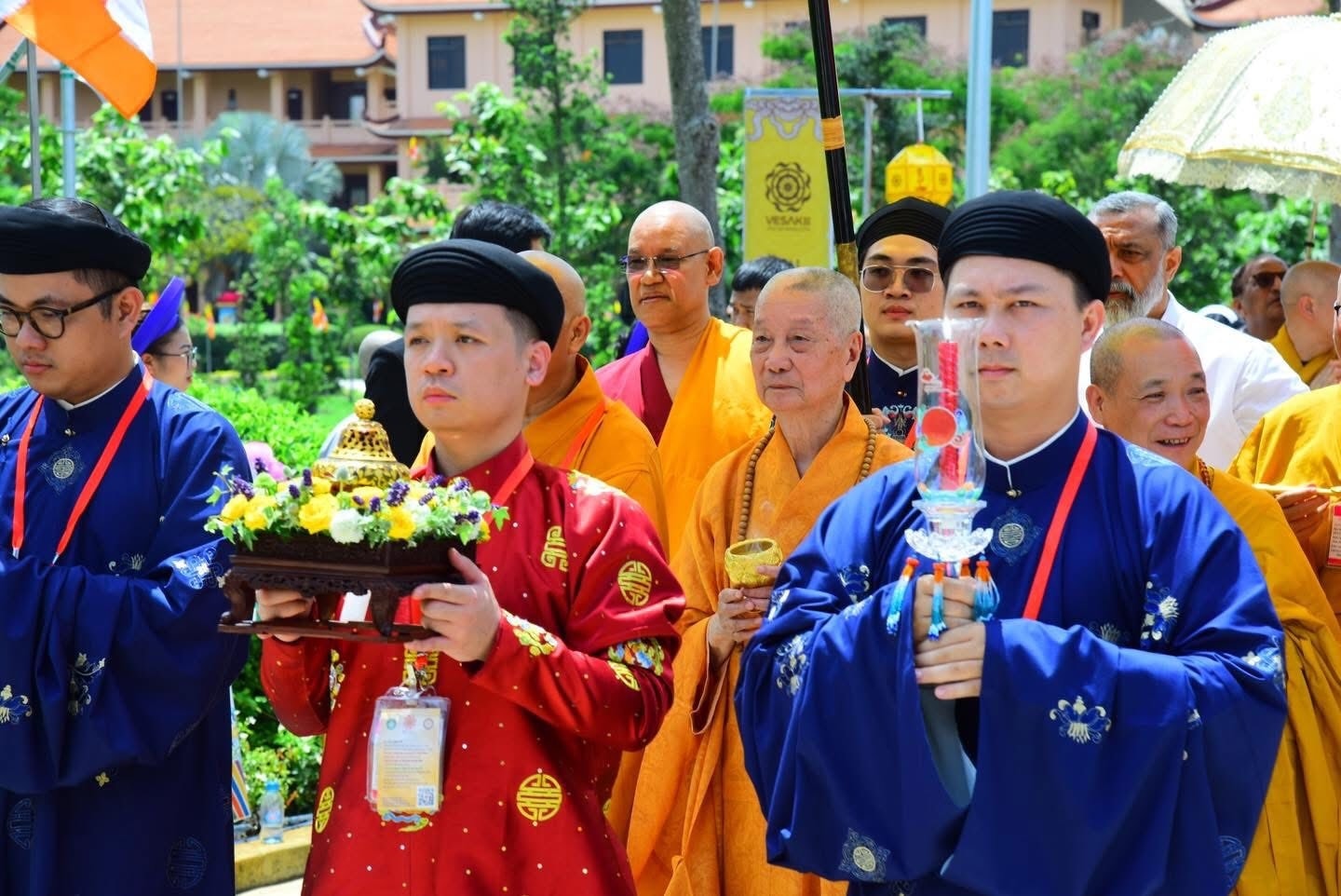Đại lão Hòa thượng Thích Trí Quảng, Đức Pháp chủ Giáo hội Phật giáo Việt Nam, cùng các tăng lữ làm lễ đón xá lợi Đức Phật. 