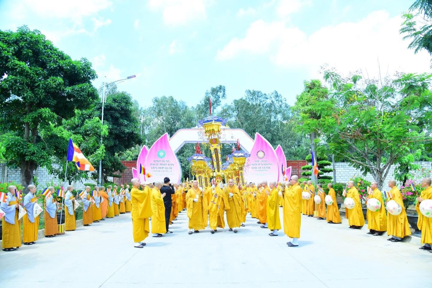 Sau gần 2 tiếng di chuyển từ sân bay Tân Sơn Nhất, đoàn rước xá lợi đã về đến Học viện Phật giáo Việt Nam vào khoảng 10h40, trong sự chào đón của hàng nghìn tăng ni, phật tử.