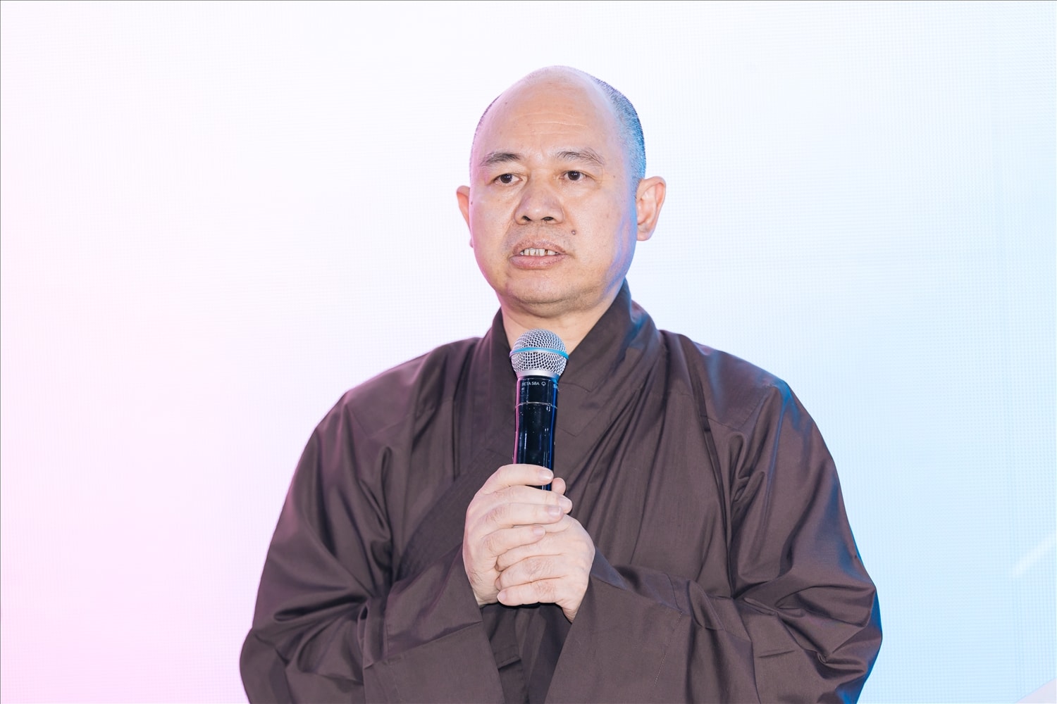Thượng tọa Thích Đức Thiện, Tổng thư ký Hội đồng trị sự Giáo hội Phật giáo Việt Nam phát biểu tại họp báo