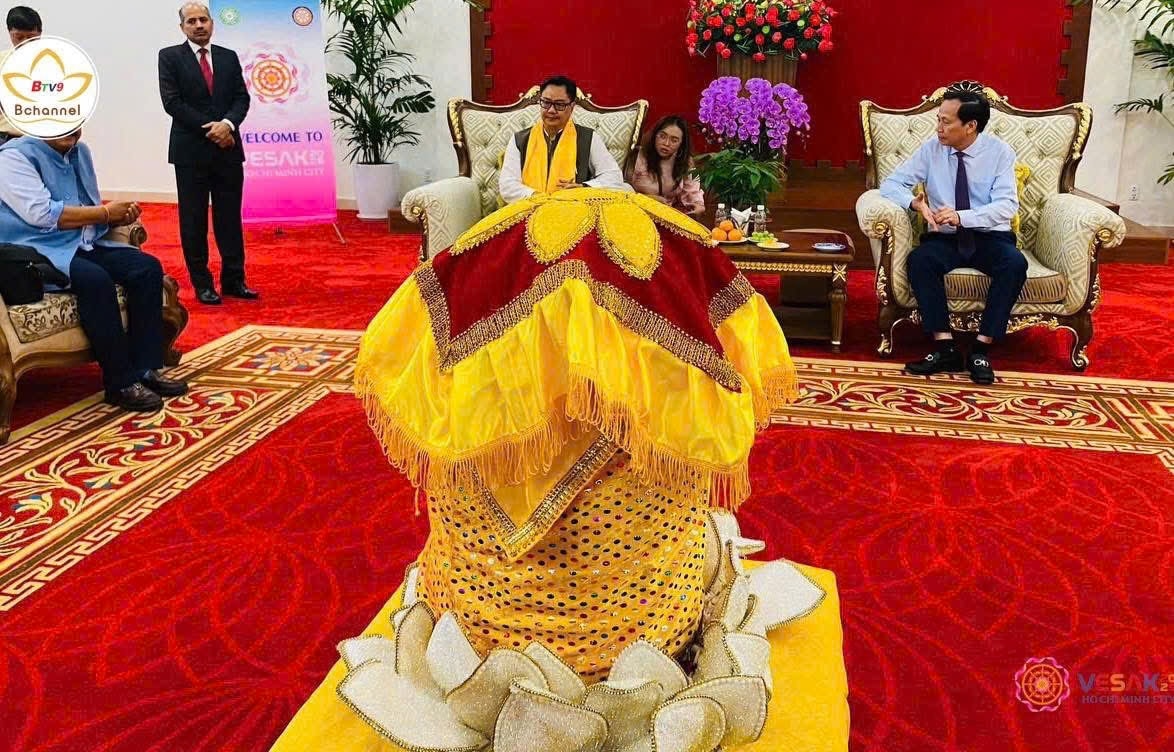 Cùng ngày, xá lợi Đức Phật được xe chuyên dụng đưa về tôn trí tại chùa Thanh Tâm (Phật Cô Đơn), Học viện Phật giáo Việt Nam cơ sở Lê Minh Xuân, huyện Bình Chánh (TPHCM). Cùng ngày, xá lợi Đức Phật được xe chuyên dụng đưa về tôn trí tại chùa Thanh Tâm (Phật Cô Đơn), Học viện Phật giáo Việt Nam cơ sở Lê Minh Xuân, huyện Bình Chánh (TPHCM).