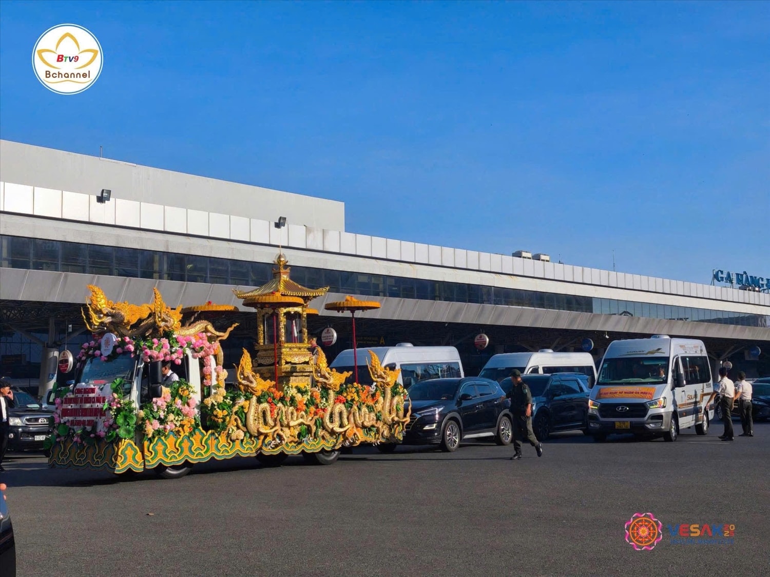 Xá lợi Đức Phật được đưa về đến sân bay Tân Sơn Nhất, TP. Hồ Chí Minh Xá lợi Đức Phật được đưa về đến sân bay Tân Sơn Nhất, TP. Hồ Chí Minh