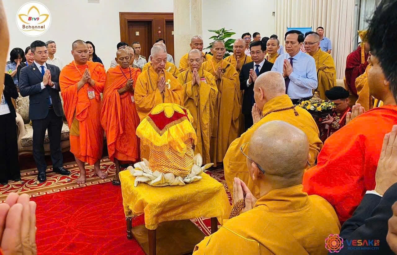 Bộ trưởng Bộ Dân tộc và Tôn giáo Đào Ngọc Dung; Đức Pháp chủ Giáo hội Phật giáo Việt Nam, Trưởng lão Hòa thượng Chủ tịch Hội đồng Trị sự cung đón xá lợi Đức Phật Bộ trưởng Bộ Dân tộc và Tôn giáo Đào Ngọc Dung; Đức Pháp chủ Giáo hội Phật giáo Việt Nam, Trưởng lão Hòa thượng Chủ tịch Hội đồng Trị sự cung đón xá lợi Đức Phật