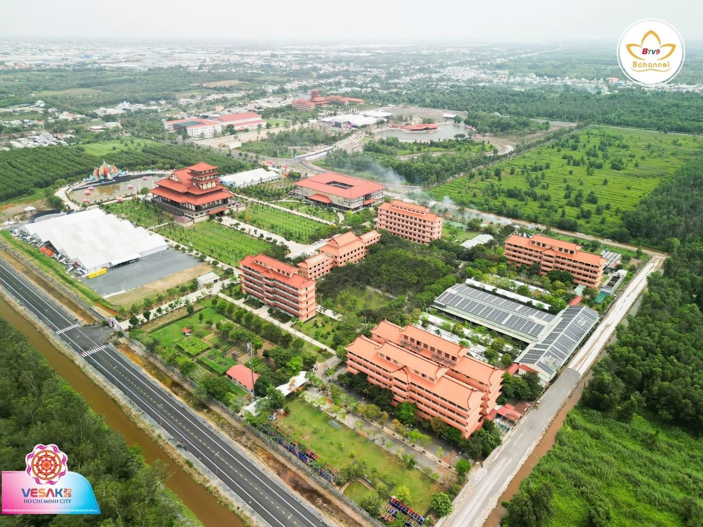 Toàn bộ không gian Học viện Phật giáo Việt Nam đã khoác lên mình diện mạo trang nghiêm, rực rỡ sẵn sàng đón chào các nguyên thủ quốc gia, lãnh đạo Phật Giáo các nước, cùng hàng ngàn Tăng Ni, Phật tử và bạn bè quốc tế cùng hội tụ về dự Đại lễ Vesak Liên Hợp Quốc 2025 tại TP. Hồ Chí Minh