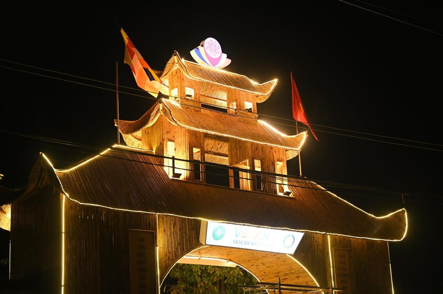 Cổng chào tại Học viện Phật Giáo TP. Hồ Chí Minh về đêm