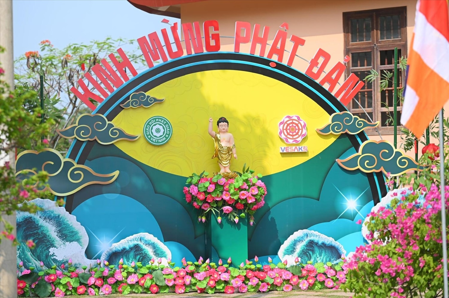 Mỗi chi tiết đều được chăm chút kỹ lưỡng, từ lễ đài, cảnh quan tất cả vì một mùa Vesak an lành, lan tỏa tinh thần từ bi, trí tuệ.