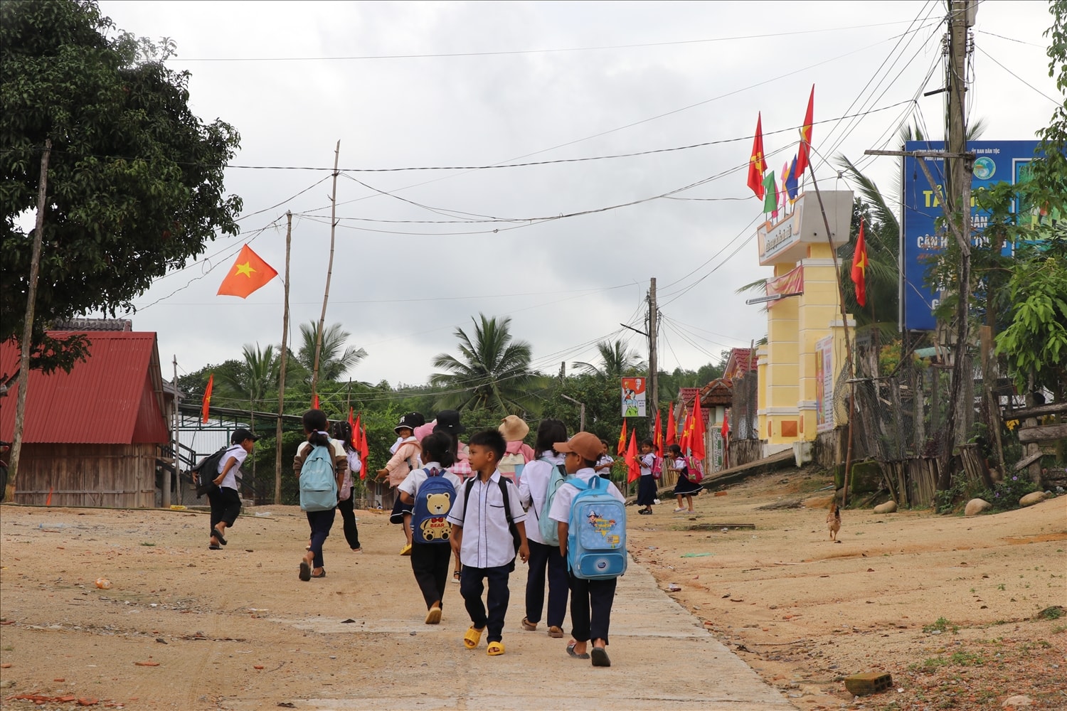 Hầu hết trẻ em ở Phú Mỡ trong độ tuổi đi học đều được đến trường