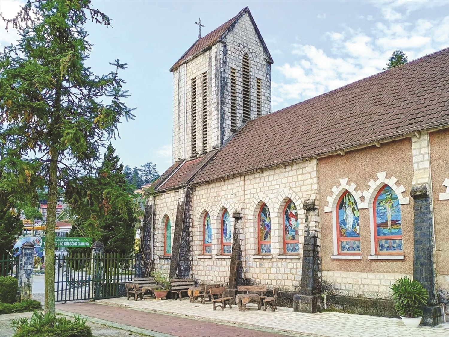 Nhà thờ đá ở Sa Pa mang kiến trúc Gothic La Mã cổ điển Nhà thờ đá ở Sa Pa mang kiến trúc Gothic La Mã cổ điển