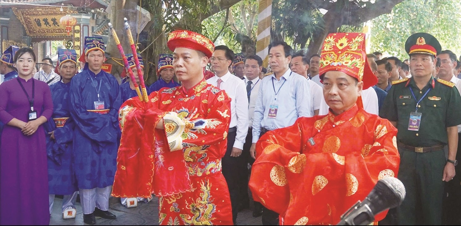 Chủ tịch UBND huyện Bảo Yên Trần Trọng Thông (bên trái ảnh) cùng chủ tế dâng hương tại Lễ hội đền Bảo Hà năm 2025 Chủ tịch UBND huyện Bảo Yên Trần Trọng Thông (bên trái ảnh) cùng chủ tế dâng hương tại Lễ hội đền Bảo Hà năm 2025