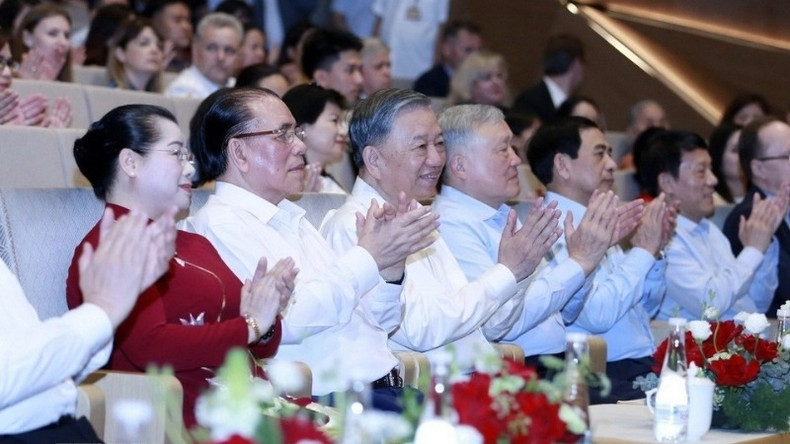 Tổng Bí thư Tô Lâm cùng các đại biểu tham dự chương trình nghệ thuật 