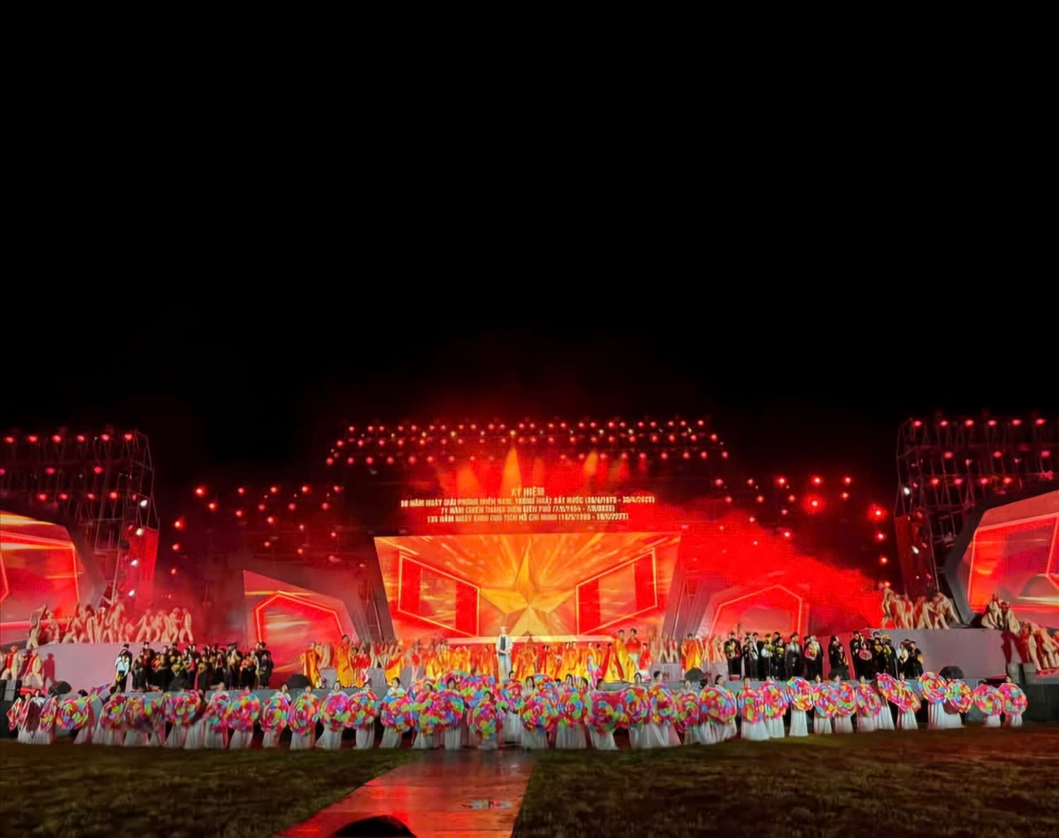 Với chủ đề “Non sông gấm vóc - Một dải vinh quang”, chương trình được dàn dựng công phu với sự tham gia của hàng trăm nghệ sĩ, diễn viên đến từ các đơn vị nghệ thuật Trung ương và địa phương Với chủ đề “Non sông gấm vóc - Một dải vinh quang”, chương trình được dàn dựng công phu với sự tham gia của hàng trăm nghệ sĩ, diễn viên đến từ các đơn vị nghệ thuật Trung ương và địa phương