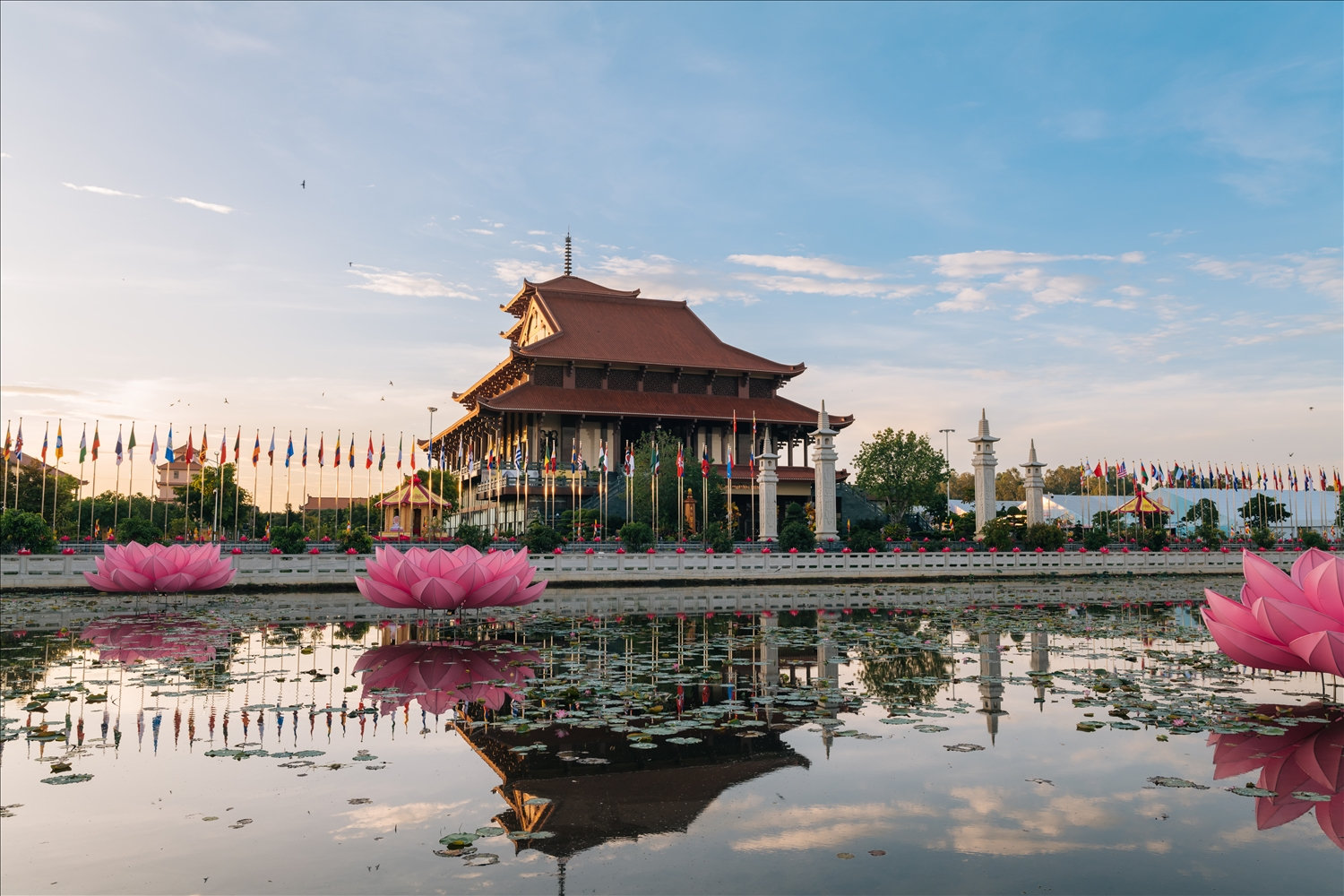 Đại lễ Vesak 2025 sẽ chính thức được khai mạc vào ngày 6/5 và bế mạc vào ngày 8/5. Sự kiện này thu hút sự tham dự của hơn 2.700 đại biểu, trong đó có 1.250 người đến từ 85 quốc gia và vùng lãnh thổ. Đây là sự kiện đối ngoại văn hóa quốc tế ý nghĩa của Giáo hội Phật giáo Việt Nam và của đất nước ta trong năm 2025, với chủ đề  'Đoàn kết và bao dung vì nhân phẩm con người: Tuệ giác Phật giáo vì hòa bình thế giới và phát triển bền vững'.