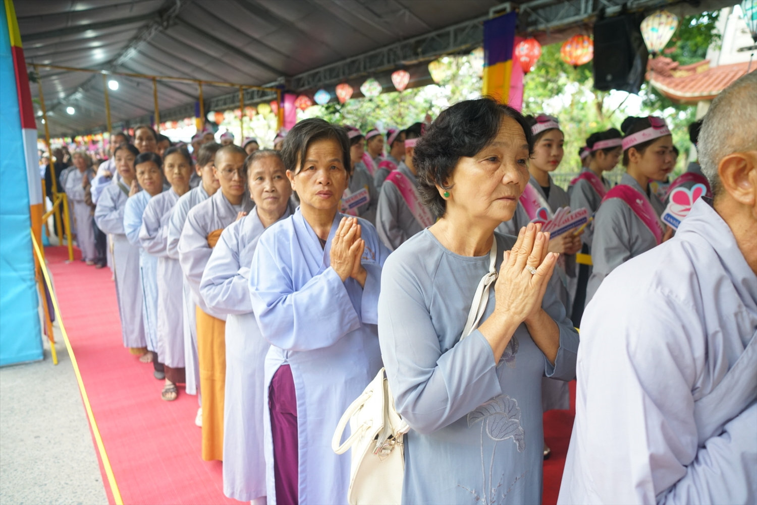Bà Minh Nguyệt (57 tuổi, quận Bình Tân) cho biết bản thân rất hạnh phúc khi có cơ hội tận mắt nhìn Xá lợi Đức Phật. Tuy không phải là phật tử, nhưng mỗi dịp đặc biệt bà luôn dành thời gian đi lễ chùa, bái lạy Đức Phật.  'Càng lớn tuổi, tôi càng muốn hướng Phật nhiều hơn và tìm đến những điều thanh tịnh. Có cơ hội chiêm bái Xá lợi là điều rất hữu duyên và may mắn với tôi', bà Nguyệt bộc bạch.