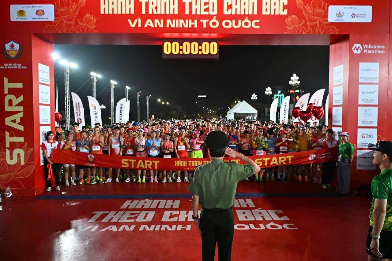 Hơn 2.000 vận động viên tham gia Giải chạy “Hành trình theo chân Bác- Vì an ninh Tổ quốc 