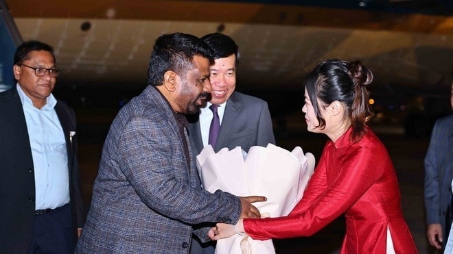 ễ đón Tổng thống nước Cộng hòa xã hội chủ nghĩa Dân chủ Sri Lanka Anura Kumara Dissanayaka tại sân bay quốc tế Nội Bài. (Ảnh: TTXVN)
