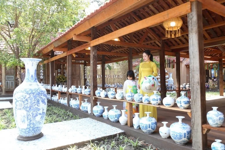 Tại Ninh Bình, các du khách đang được trải nghiệm một không gian đặc biệt mới được khai trương - nơi các làng nghề có cơ hội tiếp cận du khách với một hình thức mới Tại Ninh Bình, các du khách đang được trải nghiệm một không gian đặc biệt mới được khai trương - nơi các làng nghề có cơ hội tiếp cận du khách với một hình thức mới