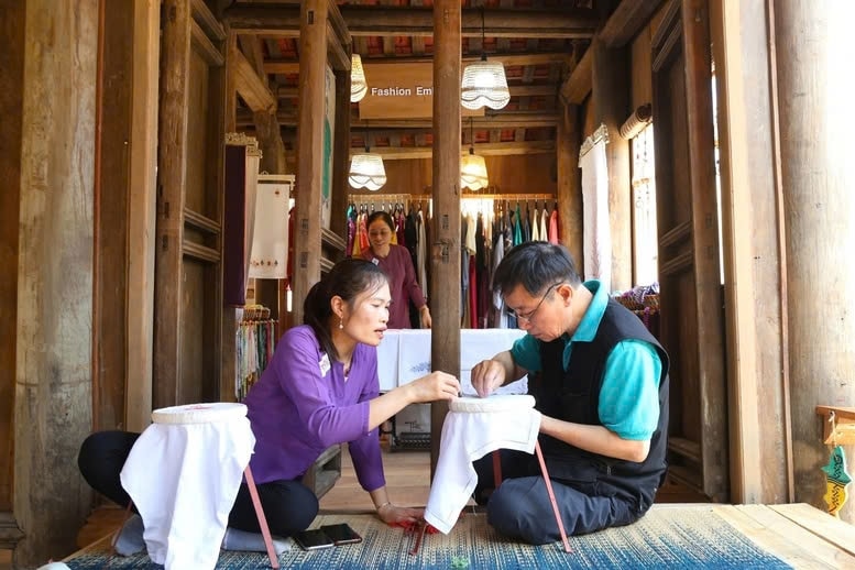 Du khách được trải nghiệm thêu tay với các nghệ nhân, người dân bản địa. Ảnh: Minh Đường Du khách được trải nghiệm thêu tay với các nghệ nhân, người dân bản địa. Ảnh: Minh Đường