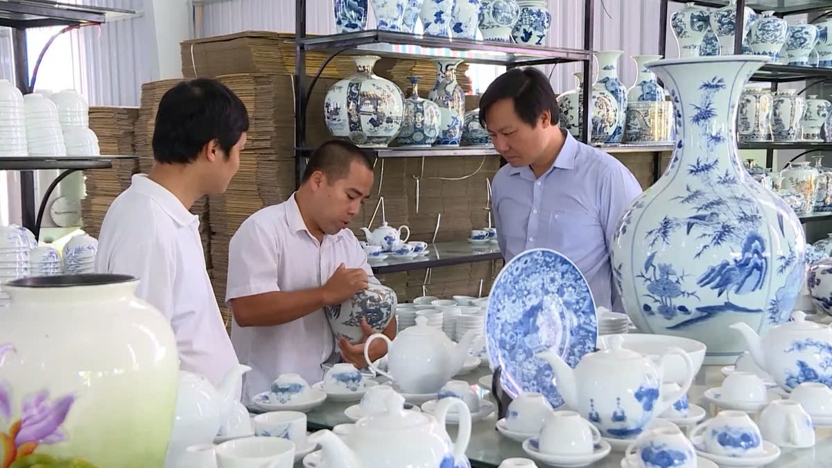 Một nghệ nhân đang giới thiệu sản phẩm gốm Bồ Bát. (Ảnh: Cục Du lịch Quốc gia) Một nghệ nhân đang giới thiệu sản phẩm gốm Bồ Bát. (Ảnh: Cục Du lịch Quốc gia)