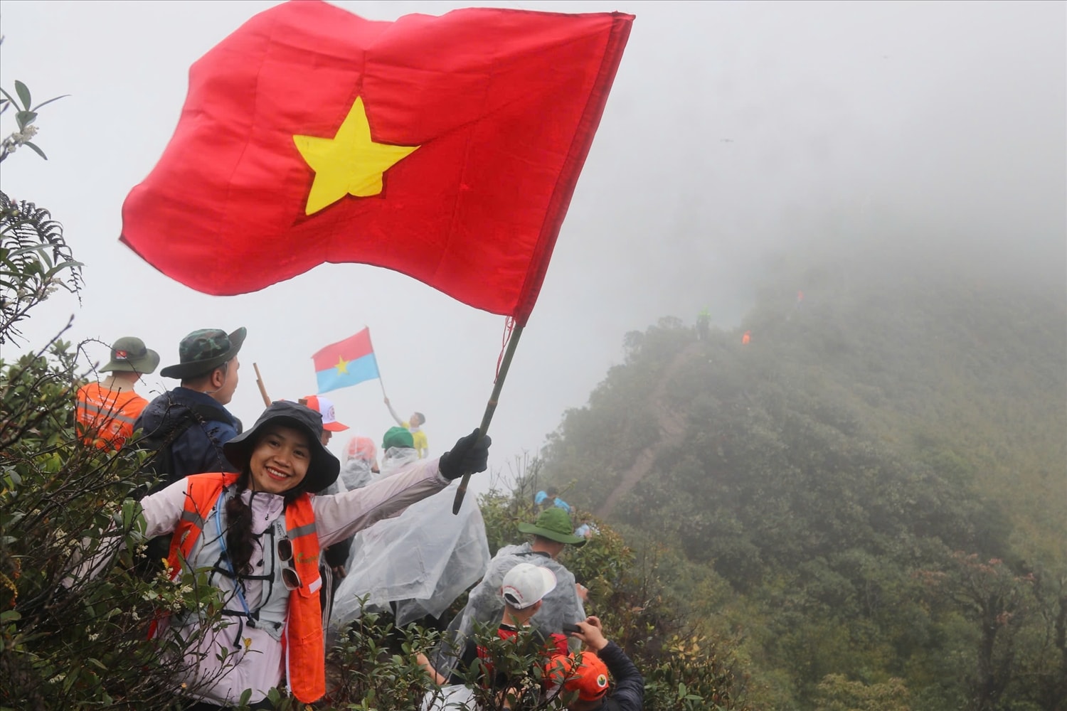 Du khách chinh phục đỉnh Tà Xùa (Trạm Tấu) Du khách chinh phục đỉnh Tà Xùa (Trạm Tấu)