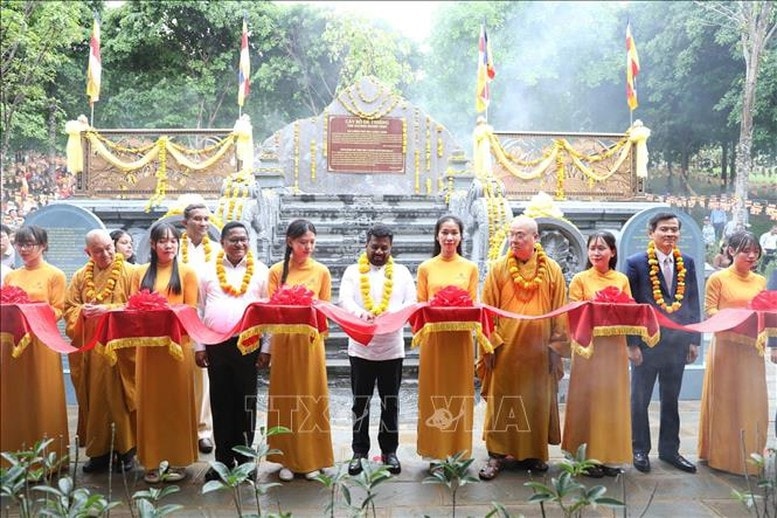 Tổng thống Sri Lanka Anura Kumara Disanayaka cắt băng khánh thành khuôn viên trồng cây Bồ đề Vĩ Đại Cát Tường trong chùa Bái Đính.