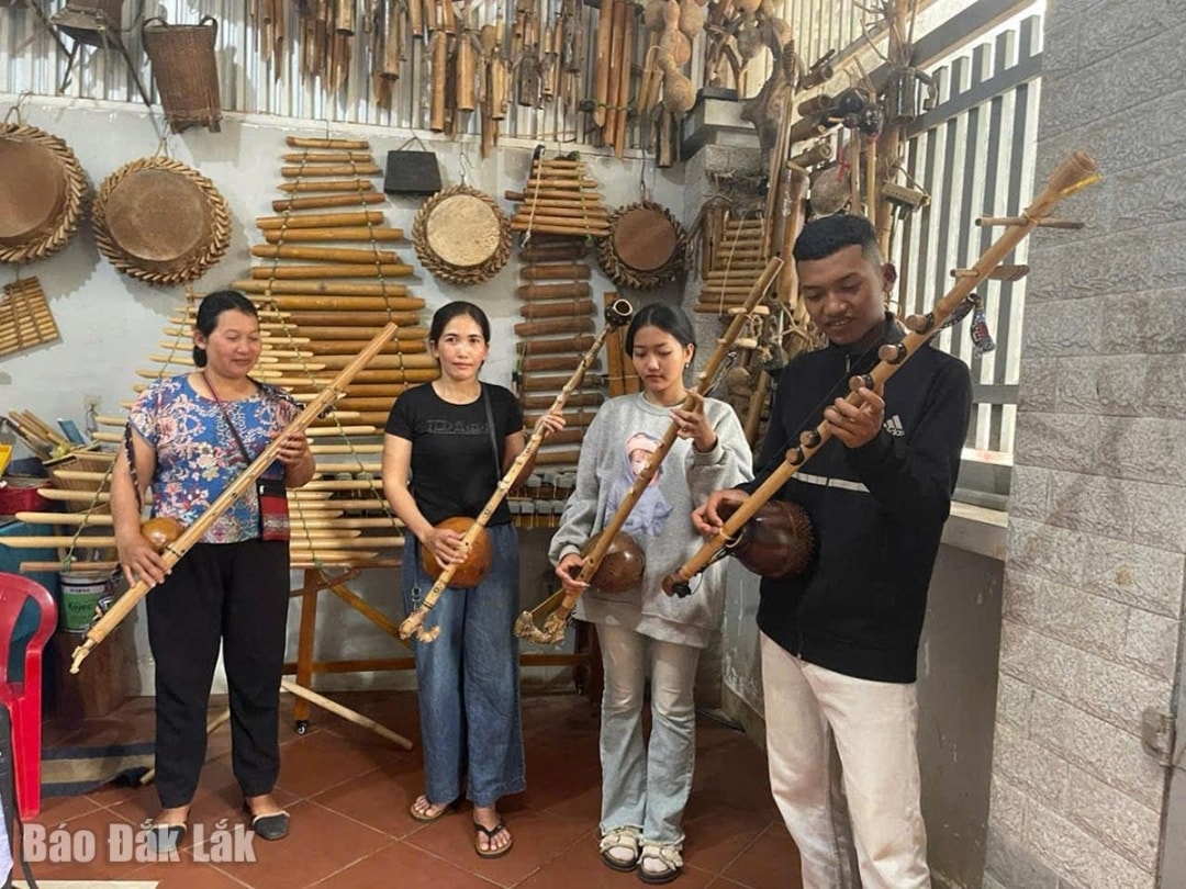 Đàn B’rôh cách điệu của nghệ sĩ Nguyễn Trường thu hút nhiều người yêu âm nhạc tìm đến học tập, trải nghiệm. Đàn B’rôh cách điệu của nghệ sĩ Nguyễn Trường thu hút nhiều người yêu âm nhạc tìm đến học tập, trải nghiệm.