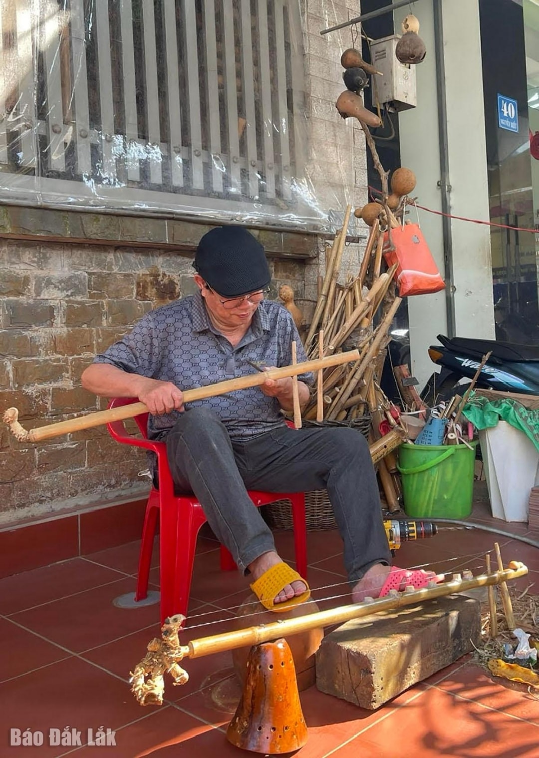 Nghệ sĩ Nguyễn Trường đam mê chế tác cây đàn B’rôh cách điệu của mình. Nghệ sĩ Nguyễn Trường đam mê chế tác cây đàn B’rôh cách điệu của mình.