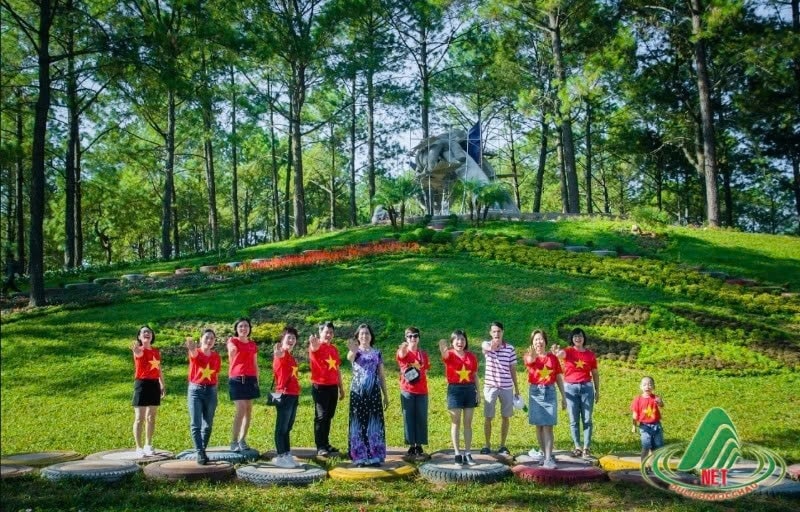 Các điểm thu hút đông khách du lịch như: Rừng thông bản Áng, thác Dải yếm, Mộc Châu Island, đồi chè trái tim, di tích Tây Tiến, Hang Táu... 