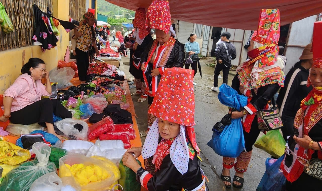 Người dân nô nức đi chơi, vào chợ Đồng Văn mua sắm