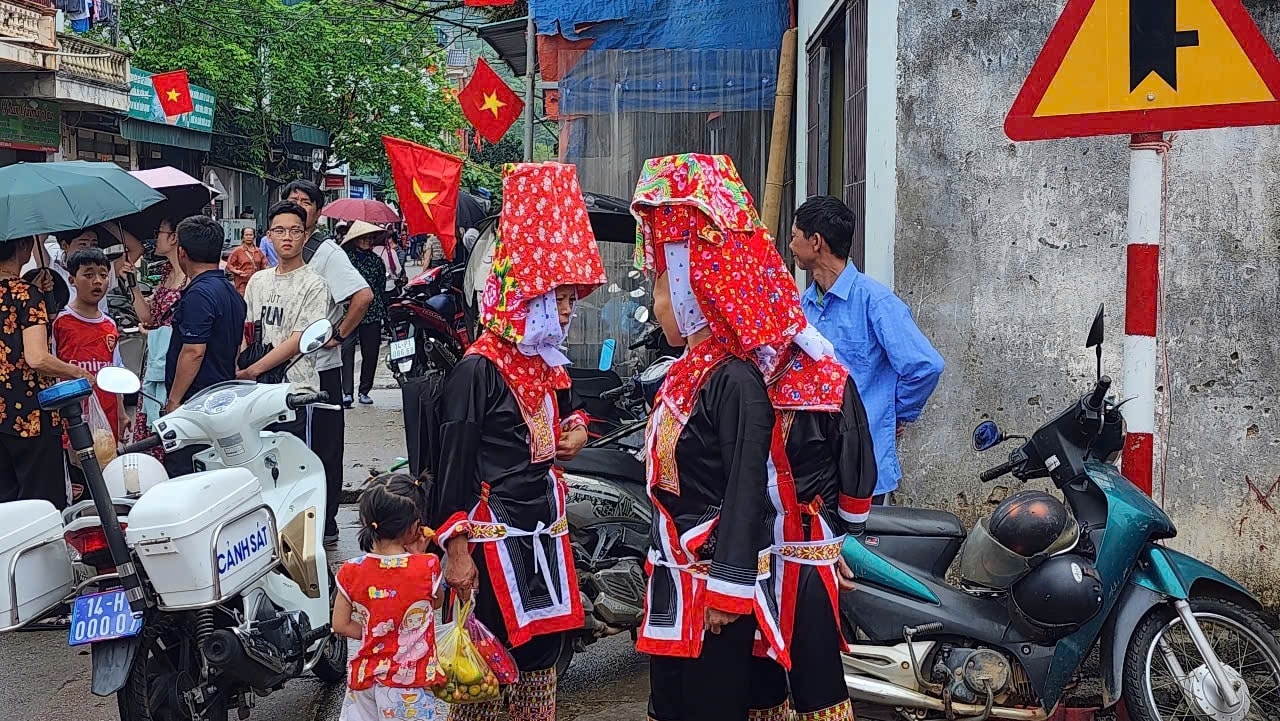 Từ tờ mờ sáng, con đường dẫn vào trung tâm xã Đồng Văn đã rộn ràng tiếng người