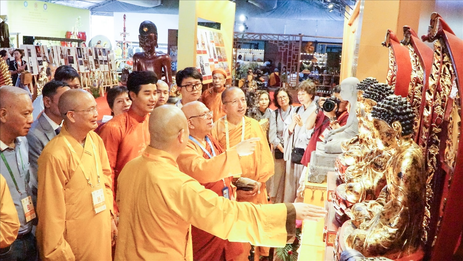 Các đại biểu tham quan một số phiên bản mô phỏng của bảo vật quốc gia thuộc Phật giáo Việt Nam được chế tác trưng bày tại triển lãm