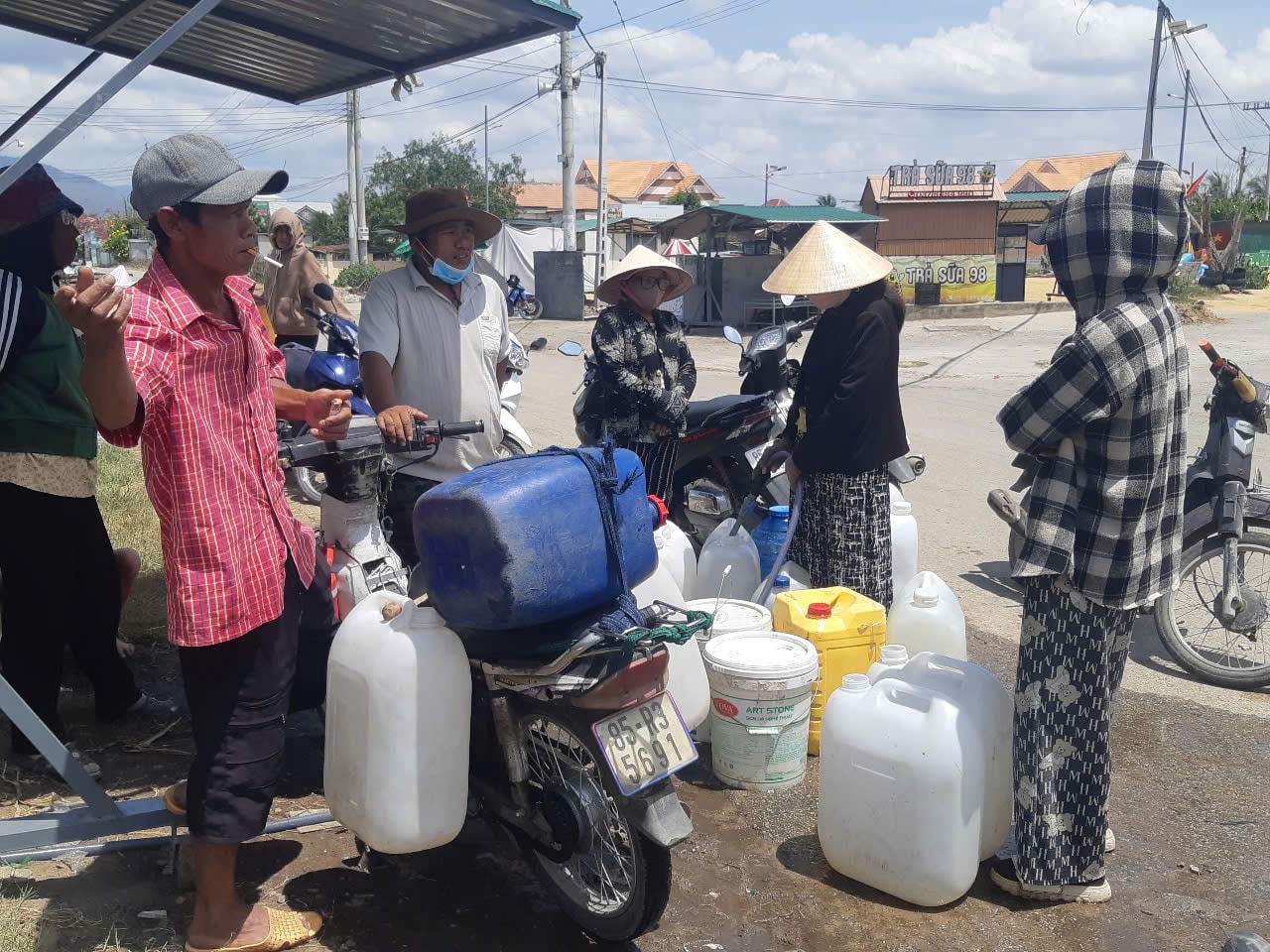 Người dân đi chở nước mang về nhà sinh hoạt