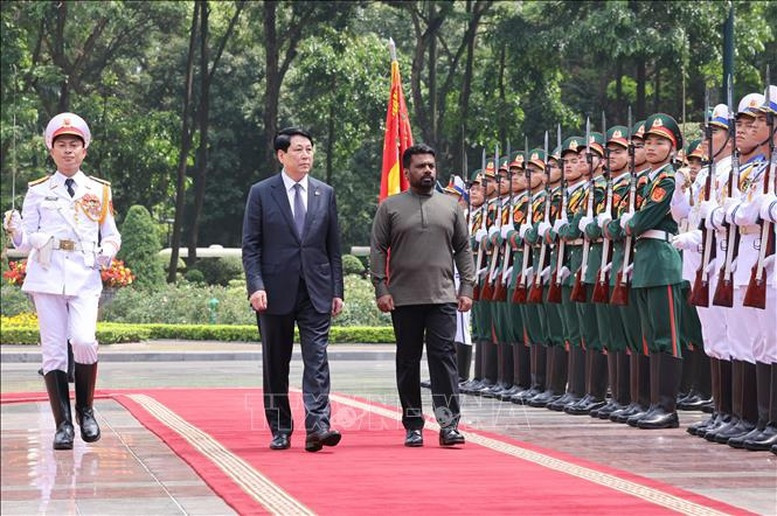 Chủ tịch nước Lương Cường và Tổng thống Sri Lanka Anura Kumara Dissanayaka duyệt Đội danh dự Quân đội nhân dân Việt Nam. Ảnh: TTXVN