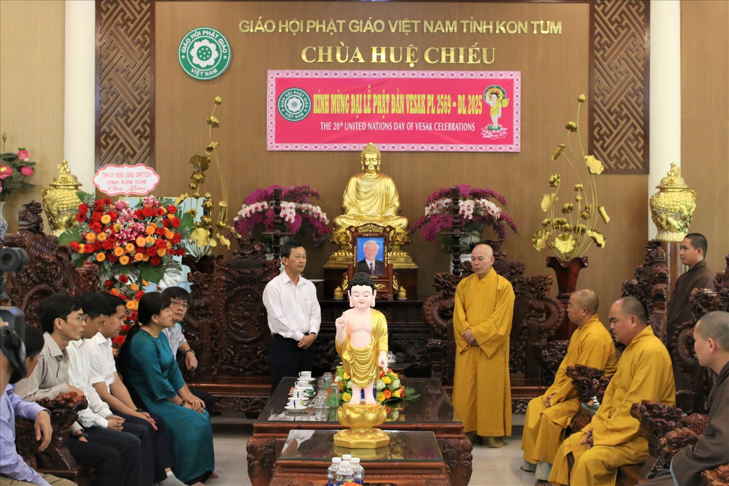 Bí thư Tỉnh ủy Kon Tum Dương Văn Trang phát biểu chúc mừng Ban Trị sự Giáo hội Phật giáo Việt Nam tỉnh Kon Tum nhân dịp Đại lễ Phật đản 