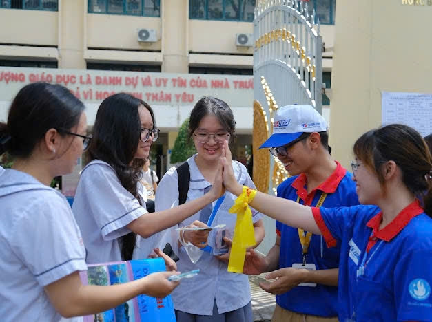 Chương trình “Tiếp sức mùa thi” giúp động viên các em học sinh trong quá trình học tập căng thẳng